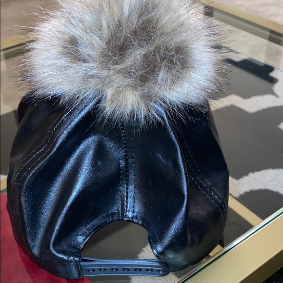 Snap back hat - Picture 3 of 3